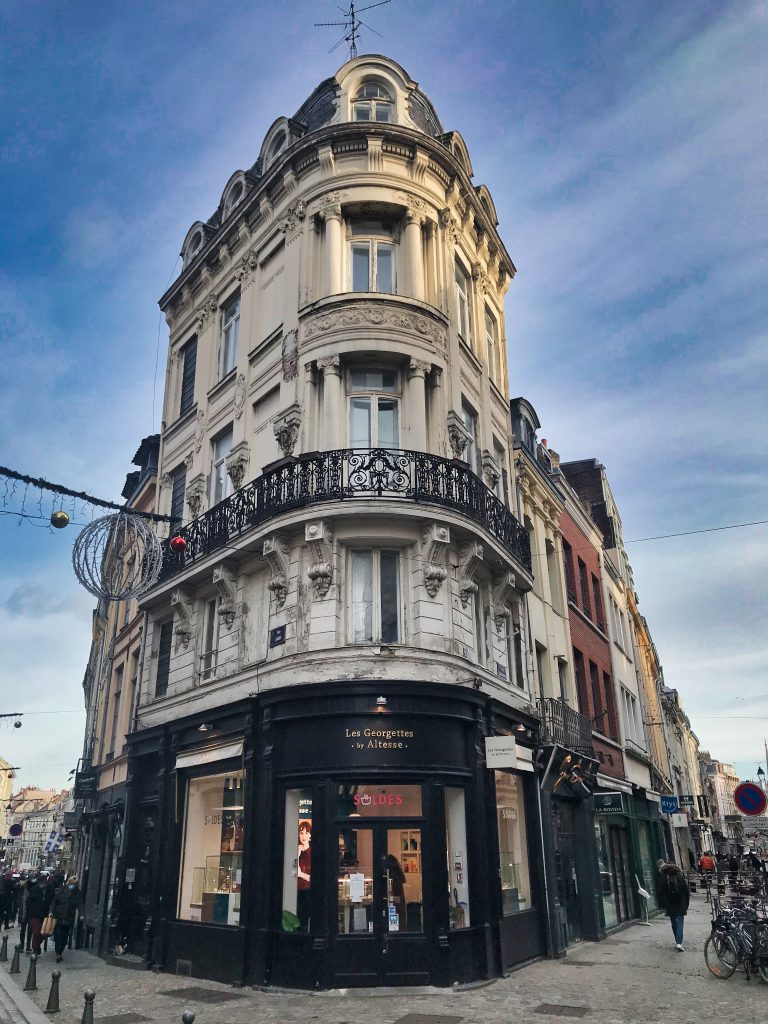 Read more about the article La bijouterie Les Georgettes prend à bail une surface rue Esquermoise.
