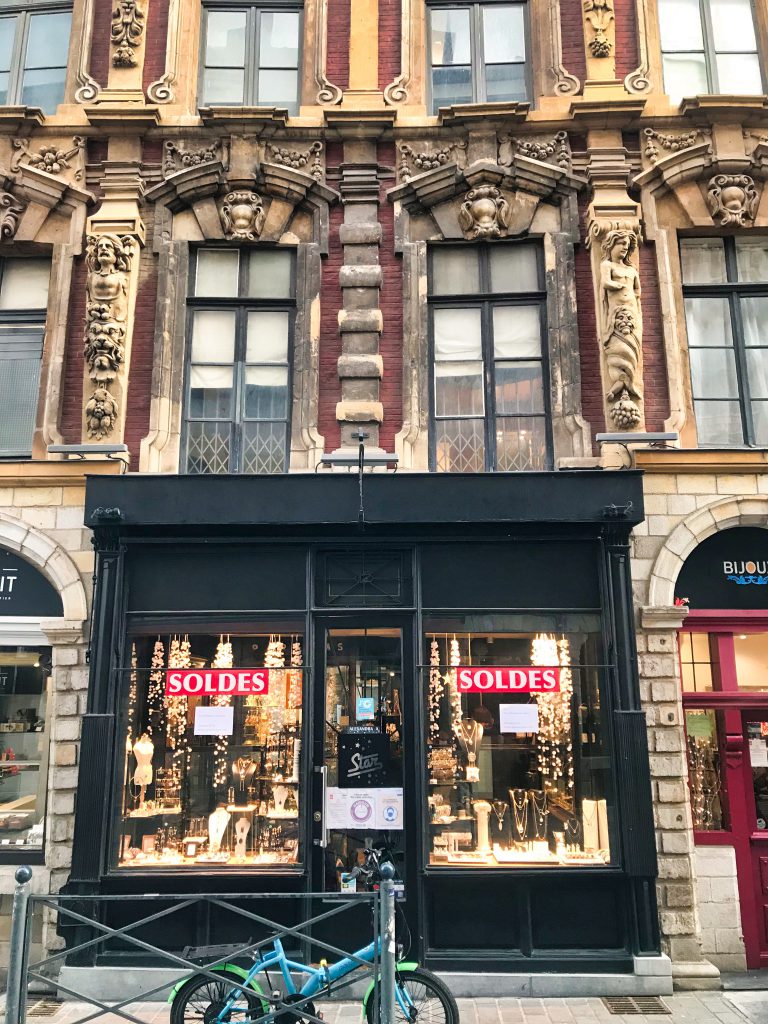 Read more about the article Trois nouvelles boutiques ouvrent leurs portes dans la Vieille Bourse cet été !