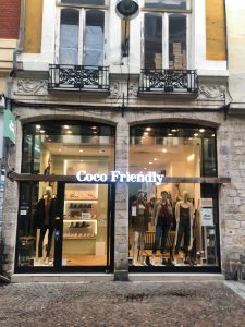 Coco Friendly s’installe dans le secteur piétonnier de Lille, rue de la Vieille Comédie.