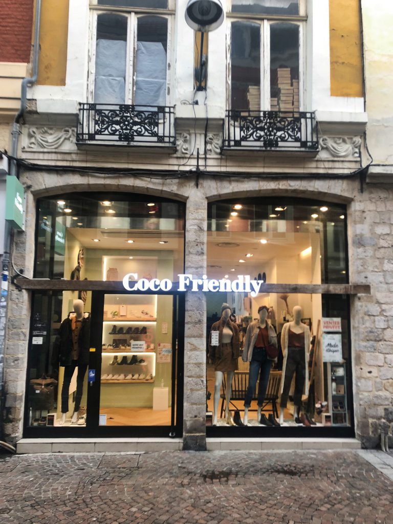 Read more about the article Coco Friendly s’installe dans le secteur piétonnier de Lille, rue de la Vieille Comédie.