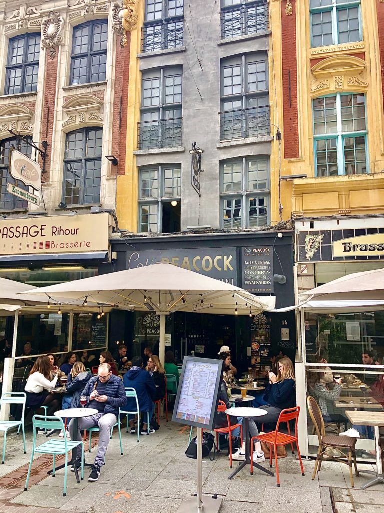 Read more about the article Café Peacock prend son envol place Rihour