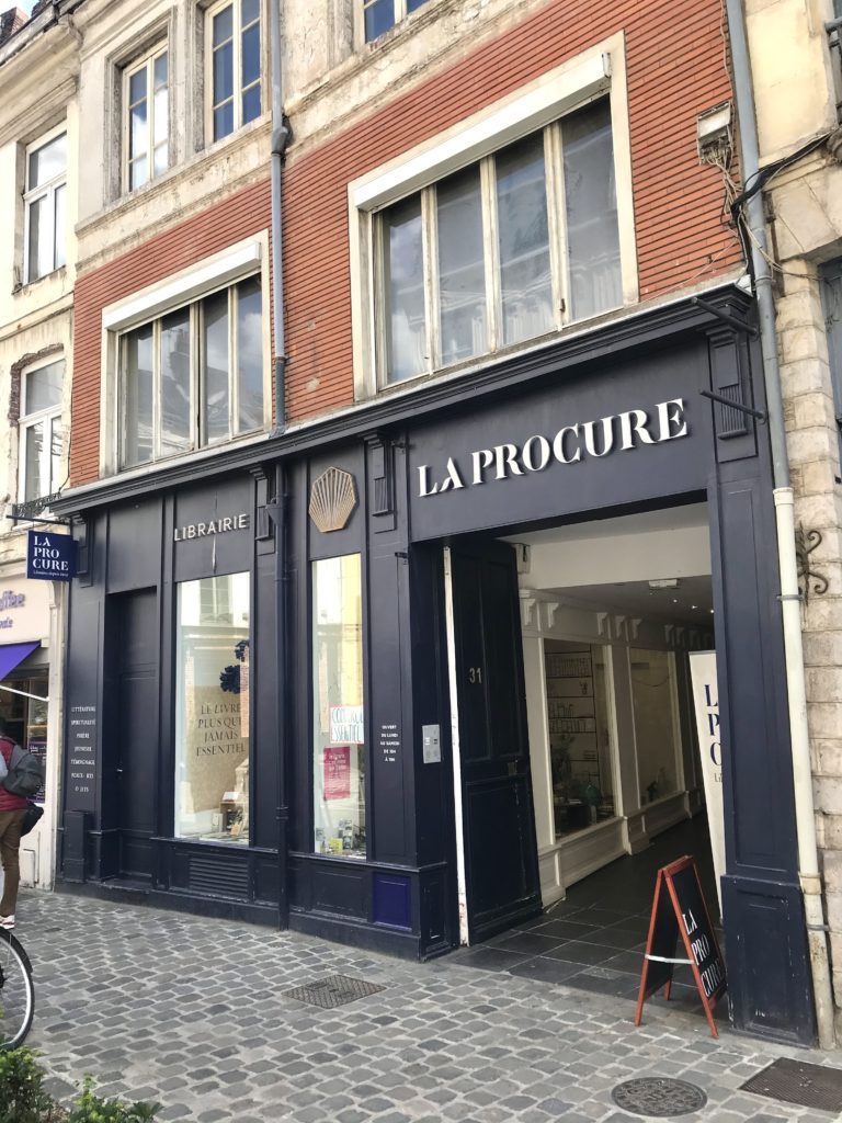 Read more about the article La librairie La Procure ouvre rue Basse.